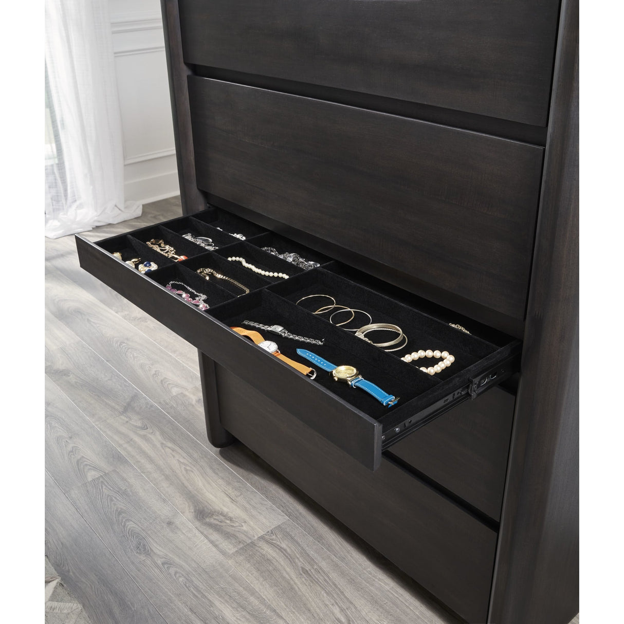 Xolani Five Drawer Acacia Wood Chest with Jewelry Tray in Jaguar